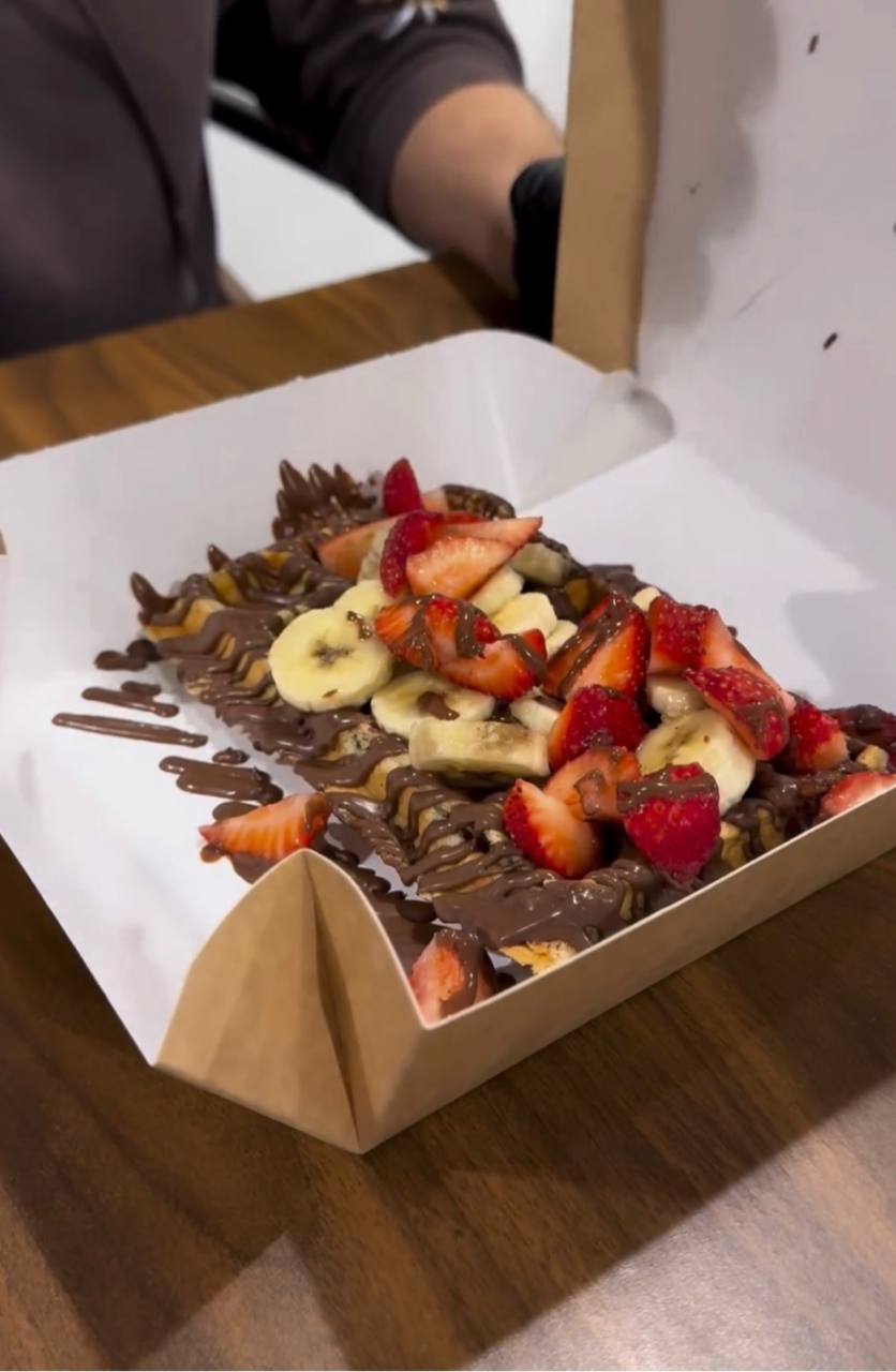 Nutella waffle with strawberries and banana